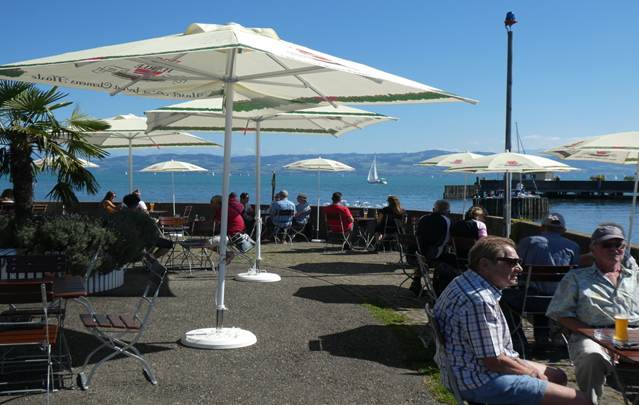 Ein Bild, das drau�en, Person, Stuhl, Personen enth�lt.

Automatisch generierte Beschreibung